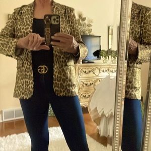 A beautiful Berek leopard blazer. Fitted when button.